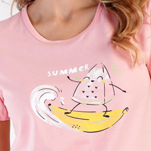 O femeie zâmbitoare purtând pijamaua Vienetta Fruit Summer Pink din bumbac 100%.