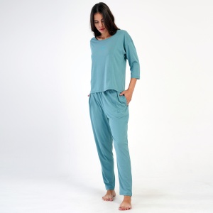 Pijamale Dama din Bumbac 100% Vienetta, Model 'Rose'. Prezentare pijama din semiprofil.