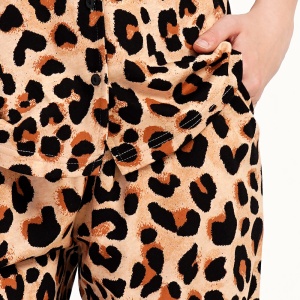 Pijamale Dama din Bumbac 100% Vienetta, Model 'Wild Nature'. Prezentare pijama detaliu buzunare pantalon.