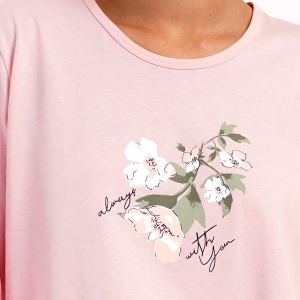 Pijamale Dama Mărimi Mari Vienetta Model 'Always With You' Baby Pink | Confort și Iubire. Prezentare detaliu imprimeu.