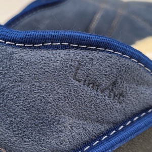 Papuci de Casă Plușați Îmblăniți cu Lână, Model 'Soft & Strong' Classic Blue - Papuci detaliu pe brand.