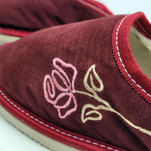 Papuci de Casa Imblaniti cu Lana de Oaie Model 'Roses' Burgund