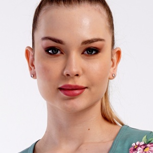 Cămașă de Noapte cu Buzunare din Bumbac 100% Vienetta 'Nissa' Silver Pine - Prezentata model.