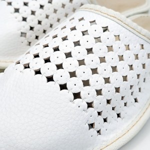 Papuci de casă vara din piele albă - Model White Circles - pozați pe un fundal alb din diverse unghiuri, evidențiind decupajele circulare și designul elegant.
