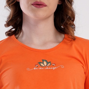 Pijama Damă din Bumbac 100% Vienetta, Model 'Be the Change' - Prezentare pijama detaliu imprimeu frontal.