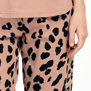 Pijama Damă din Bumbac 100% Vienetta, Model 'Butterfly Kiss' - Prezentare detaliu imprimeu pantalon.