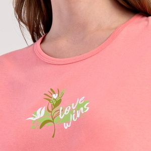 Pijama Damă din Bumbac 100% Vienetta, Model 'Love Wins' Pink - Prezentare detaliu imprimeu bluză.