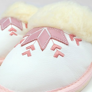 Papuci de Casă Damă din Piele Îmblăniți cu Lână Model 'Harmony' Pink - Prezentare papuci detalii decorative.