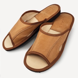 Echilibru Perfect: Unghiul ce evidențiază flexibilitatea tălpii și eleganța pielii maro în formatul Summer Luxury.