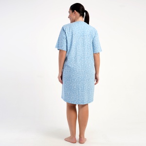 Vedere din spate: linia relaxată a croielii oferă o totală libertate de mișcare și confort structural în timpul somnului.