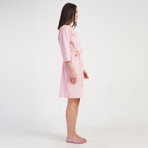Halat Damă cu Buzunare și Cordon Vienetta Model 'Baby Pink' - Prezentare halat spate.Halat Damă cu Buzunare și Cordon Vienetta Model 'Baby Pink' - Prezentare halat din lateral.