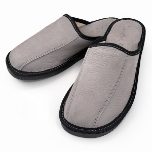 Papuci de Casa din Piele cu Talpa Groasa Culoare Gri, Model 'Luxury Man' Gray-Prezentare papuci din semiprofil.