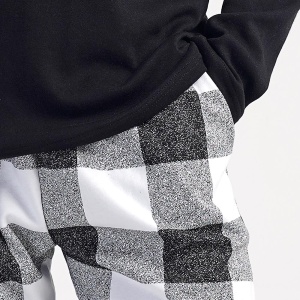 Pijamale Bărbați din Bumbac Interlok Vienetta | MAN Model 'Boss Man'. Prezentare pijama detaliu buzunar si pantalon.
