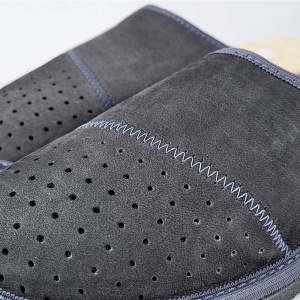 Papuci de Casa din Piele pentru Bărbați 'Gentleman's Classic' Arctic Gray - Prezentare detaliu papuci.