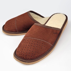 Papuci de Casa din Piele pentru Bărbați 'Gentleman's Classic' Brown - Prezentare din semiprofil.