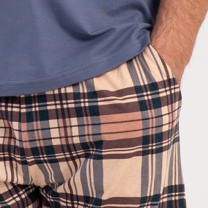 Pantaloni funcționali cu buzunare laterale și imprimeu modern, rezistent în timp.