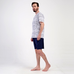Pijama Barbati cu Pantalon Scurt Vienetta|MAN Model 'Ocean Stripes'. Prezentare pijama din lateral.