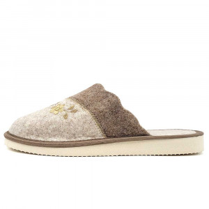 Papuci de casă din postav moale, model Nature's Embrace în nuanță de crem. Design minimalist și elegant, cu broderii florale discrete. Perfecți pentru relaxare acasă.