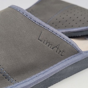 Detaliu de finețe cu marca LimArt imprimată în piele, simbolul calității și al atenției la detalii.