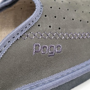 Detaliu ornamental cu motive în romburi și broderia discretă a brandului Pago, garanția calității premium.