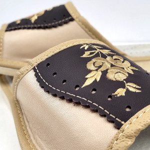 Papuci de Casa Dama Material Piele Culoare Crem/Maro Model 'Refinement Standing'