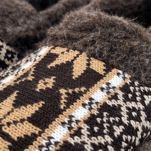 Papuci de Casa din Lana de Oaie Model 'România - Tărâmul Urșilor'. Prezentare papuci detaliu tricot.