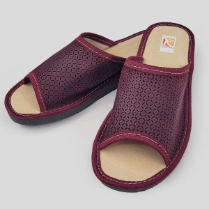 Vedere din semiprofil ce subliniază volumul armonios și eleganța cromatică a modelului Bosaco Delicate pe nuanța vișiniu.