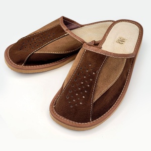 Papuci de Casa din Piele Întoarsă Model 'Manhood' Soft Brown - Prezentare papuci vedere din semiprofil.