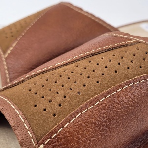 Papuci de Casa din Piele Model 'Steady Ground' Classic - Prezentare papuci detalii.