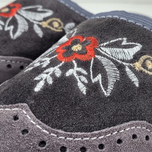 Papuci de Casa din Piele Model 'Summer London Brogue' Gray. Prezentare papuci de casă detaliu broderie.