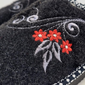 Papuci de Casa din Postav Imblaniti cu Lana 'Royal Dark Ruby' - Prezentare papuci detaliu broderie.