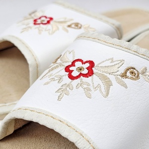 detaliu-broderie-florala-papuci-piele-alba-white-tayanna