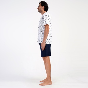 Pijama Barbati cu Pantalon Scurt Vienetta|MAN Model 'Nautical Breeze'. Prezentare pijama din lateral.