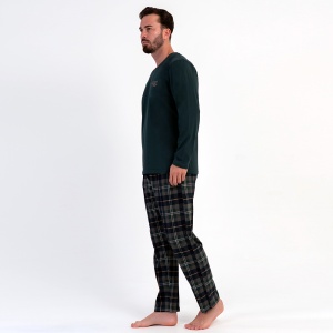 Profil lateral al pijamalei pentru bărbați Vienetta|MAN, arătând potrivirea lejeră a bluzei și a pantalonilor.