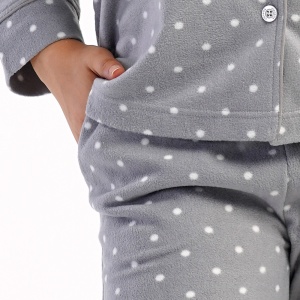Pijama cu Nasturi din Flanel (Polar) Vienetta, Model 'Snmow Dots' - Prezentare pijama detaliu buzunar.