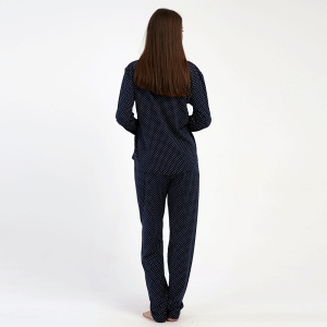 Vedere din spate a pijamalei de damă Vienetta 'Queen' Navy Blue, evidențiind croiala lejeră cu picățele.