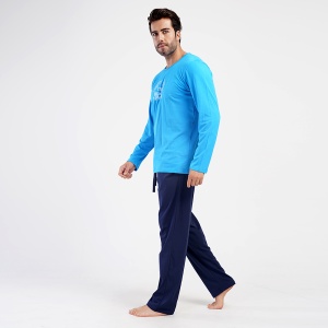 Pijamale Bărbați din Bumbac 100% Vienetta | MAN Model 'The World Is Yours'. Prezentare pijama din lateral.