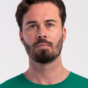 Cadru tip portret cu modelul purtând bluza de pijama din bumbac 100% Vienetta|MAN Model 'Lost Generation' Bright Green.
