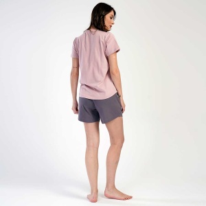 ijamale damă din bumbac 100% Vienetta model 'Every Day', bluză roz pudra cu elefant timid și mesajul "Dream Every Day" și pantaloni scurți roz pudra cu același imprimeu.