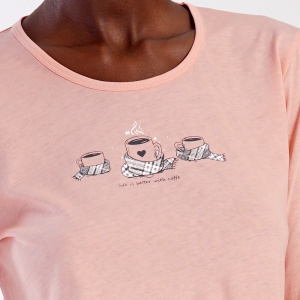 Pijamale Dama din Bumbac 100% Vienetta, Model 'Life is Better with Coffee'. Prezentare pijama detaliu imprimeu.