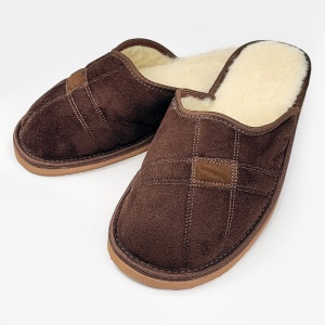 Papuci de Casă Plușați Îmblăniți ci Lână, Model 'Soft & Strong' Classic Brown - Papuci prezentare din semiprofil.