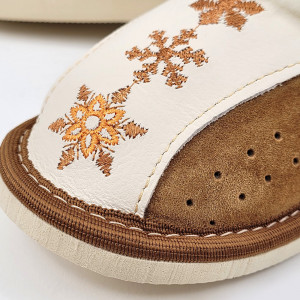 Papuci de Casa Imblaniti cu Lana de Oaie Model 'Snowy Delight' Creamy