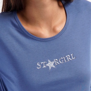 Pijamale Dama din Bumbac Vienetta Model 'Star Girl' | Stralucire și Eleganță. Prezentare detaliu decolteu bluza.