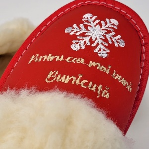 Papuci de Casă Damă îmblăniți cu Lână Model 'Pentru Cea Mai Bună Bunicuță' - Prezentare detaliu broderie papuci.