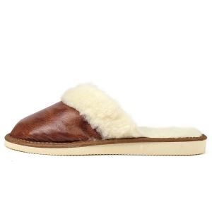 Papuci de Casa Dama Imblaniti cu Lana de Oaie Model 'Joy Season' Brown. Prezentare papuci din lateral.