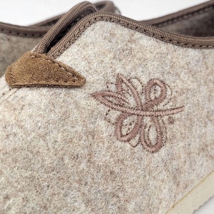 Botoși din Postav Model 'Bucovina Essence' Light - Prezentare papuci detaliu broderie.