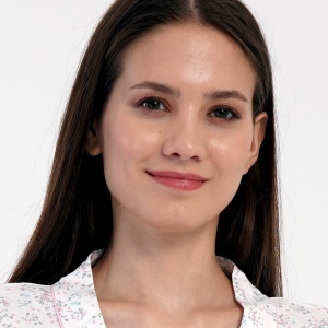 Cadru tip portret cu modelul purtând halatul din bumbac 100% Vienetta 'Romance', evidențiind decolteul feminin și imprimeul delicat.