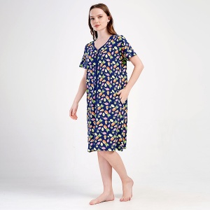 Halat Dama cu Fermoar Marimi Mari Vienetta, Model 'Tropical Vibes'. Prezentare halat din lateral.