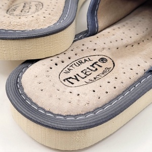 Papuci de Casa din Piele Model 'Summer London Brogue' Gray. Prezentare papuci de casă detaliu talpă.