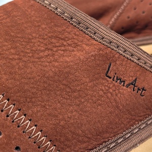 Papuci de Casa din Piele pentru Bărbați 'Gentleman's Classic' Brown - Prezentare detaliu logo Lim Art.